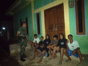 Peltu Salahuddin Pimpin Patroli Siskamling, Sosialisasi Keamanan di Kabupaten Bima