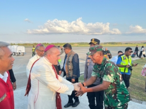 Duta Vatikan untuk Indonesia Tiba di Bandara Mau Hau, Kasdim 1601/Sumba Timur Turut Menyambut