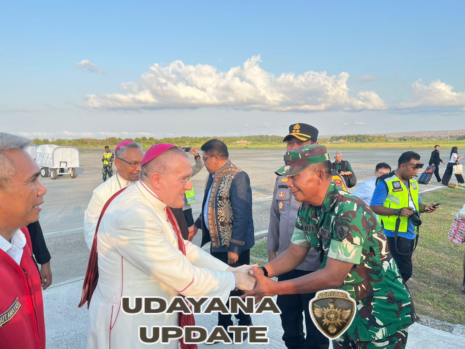 Duta Vatikan untuk Indonesia Tiba di Bandara Mau Hau, Kasdim 1601/Sumba Timur Turut Menyambut