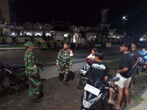 ‎Pererat Silaturahmi, Babinsa Jeruk Manis Patroli Malam Bersama Warga