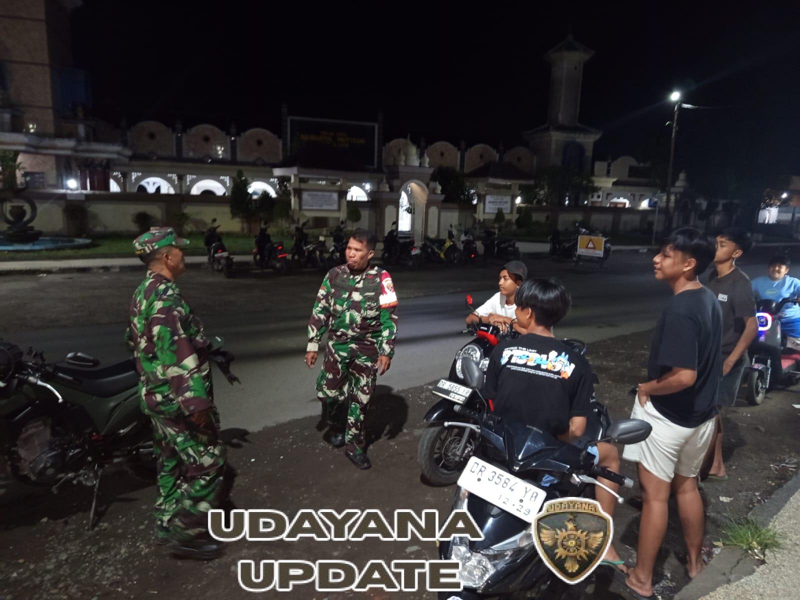 Pererat Silaturahmi, Babinsa Jeruk Manis Patroli Malam Bersama Warga