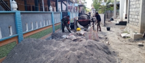 Babinsa Koptu Aman Simbolon Jadi Pelopor Gotong Royong Bangun Infrastruktur Desa