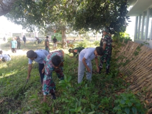 Peduli Lingkungan, Koramil Pratim Bersihkan Polindes Di Sengkerang