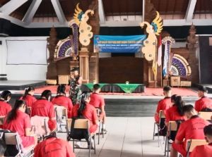 Babinsa Abiansemal Berikan Materi PBB dan Bela Negara kepada Calon OSIS SMP Negeri 5 Abiansemal