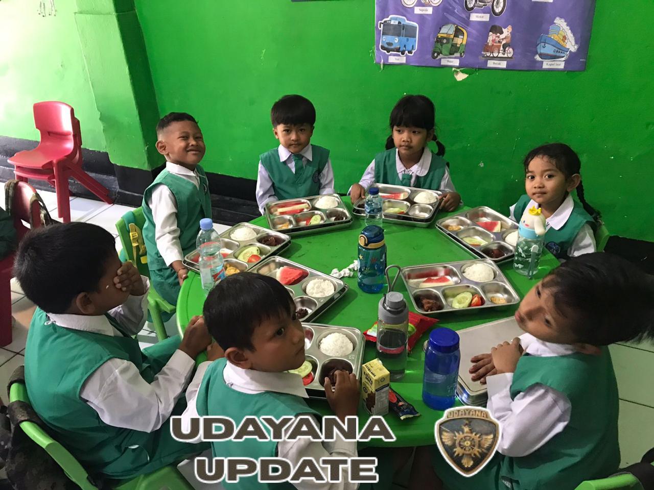 Sertu I Made Mertayasa Dampingi Penyaluran Makan Bergizi Gratis di Wilayah Gianyar