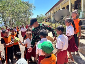 Tanamkan Bela Negara, Satgas Pamtas RI-RDTL Sektor Barat Pos Oelbinose Anjangsana ke SDN Oelbinosev