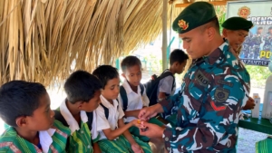 Tetesan Kebaikan di Perbatasan, Prajurit Yonarmed 12 Kostrad Layani Warga dengan Air Minum Gratis