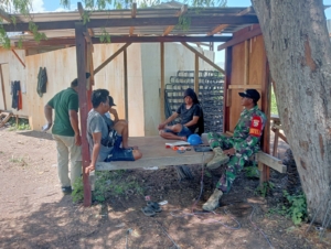 Sertu Ismail Pererat Silaturahmi Lewat Komsos di Desa Beru