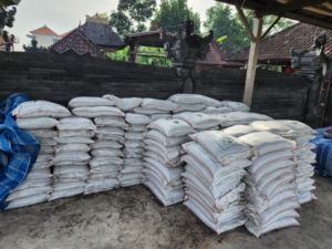 Wujud Dukungan TNI terhadap Kesejahteraan Petani, Babinsa Sukawati Kawal Distribusi Pupuk Organik