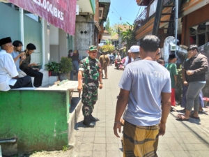 Wujud Kepedulian, Babinsa Desa Bedulu Dampingi Pengamanan Sholat Jumat di Blahbatuh