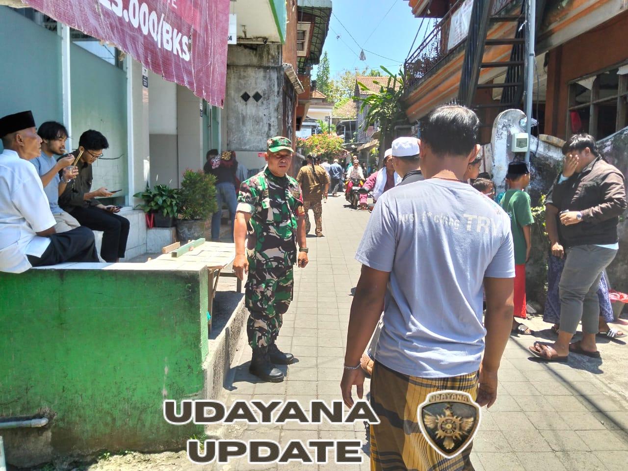 Wujud Kepedulian, Babinsa Desa Bedulu Dampingi Pengamanan Sholat Jumat di Blahbatuh