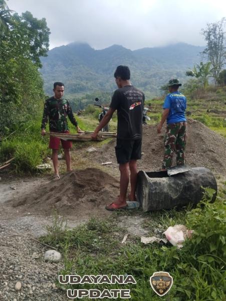 Anggota Kodim 1612/Manggarai dan Warga Beamese Gotong Royong Lakukan Pengayakan Pasir untuk Pembangunan Irigasi TMMD ke-126