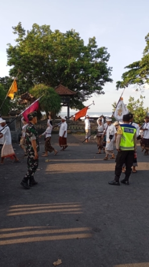 TNI Polri Dan Pecalang Desa Satra Kawal Ketat Upacara Melasti