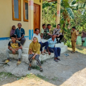 Babinsa Kodim 1602/Ende Tingkatkan Keamanan Desa Rukuramba Lewat Komsos dan Pamwil