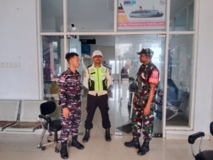 Wujud Tugas Teritorial, Babinsa Ende Amankan Aktifitas Bongkar Muat KM Wilis