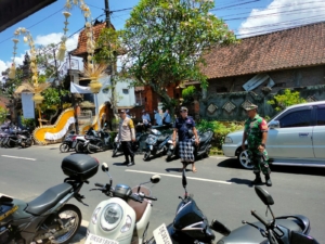 TNI Hadir di Tengah Masyarakat, Babinsa Bakbakan Ciptakan Situasi Kondusif Saat Melaspas