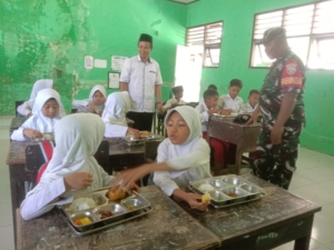 Sinergi Babinsa dan Sekolah Wujudkan Generasi Sehat Lewat Program MBG