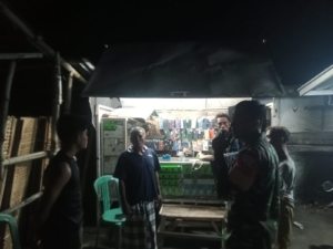 ‎Babinsa Desa Pijot Ajak Warga Jaga Keamanan dan Kebersihan Lingkungan Lewat Patroli Malam