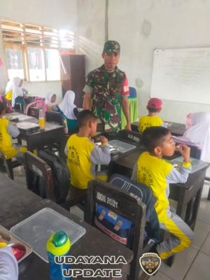 Dukung Program Pemerintah, Serda Sulaiman Dampingi Anak Sekolah Konsumsi Makanan Sehat