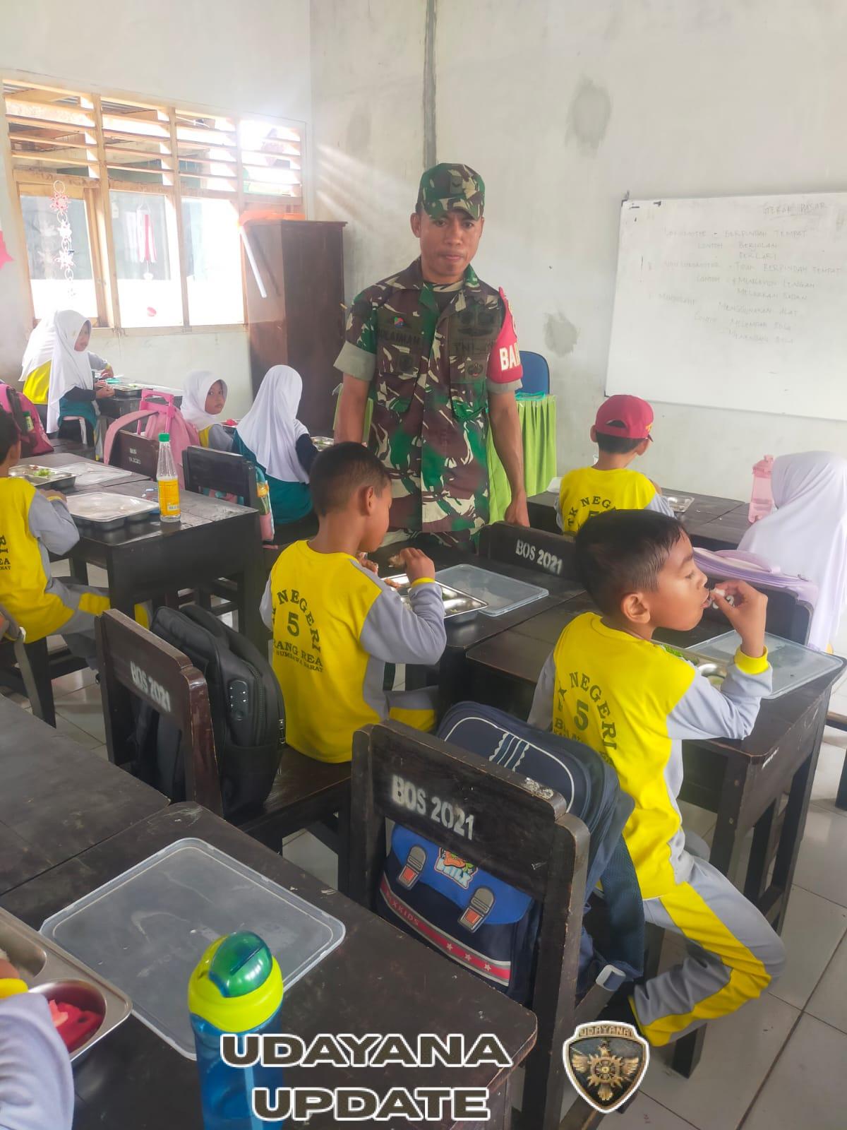 Dukung Program Pemerintah, Serda Sulaiman Dampingi Anak Sekolah Konsumsi Makanan Sehat