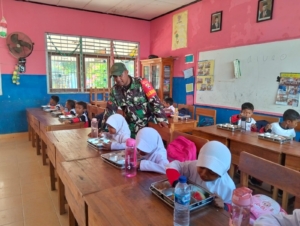 Babinsa Jereweh Ajak Siswa SD Negeri Goa Terapkan Pola Makan Sehat