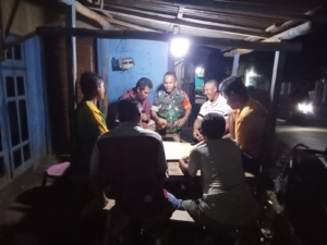 Babinsa Syamsuddin Ingatkan Warga Desa Woro Pastikan Rumah Aman Saat Musim Bersih Ladang