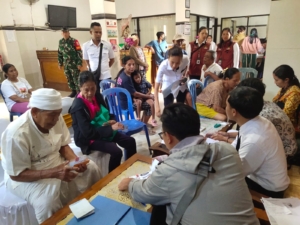 Ratusan Penerima PKH Terima Buku Tabungan Dan ATM, Babinsa Paksebali Hadir Beri Pengawasan