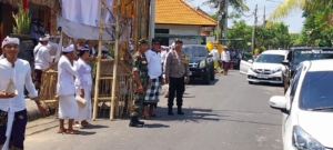Sinergitas Babinsa, Bhabinkamtibmas dan Pecalang Amankan Upacara Adat di Desa Ketewel