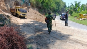 Wujud Dukungan TNI untuk Ekonomi Rakyat, Babinsa Alok Monitoring Pembangunan Koperasi Merah Putih