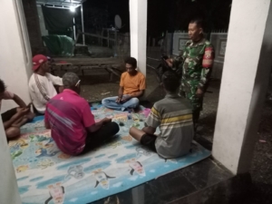 Ronda Malam Babinsa Desa Cenggu Ajak Masyarakat Laporkan Masalah ke Aparat yang Berwenang