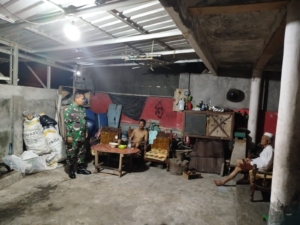 ‎Patroli Kongkow Babinsa Rumbuk Tekankan Pentingnya Lingkungan Bersih