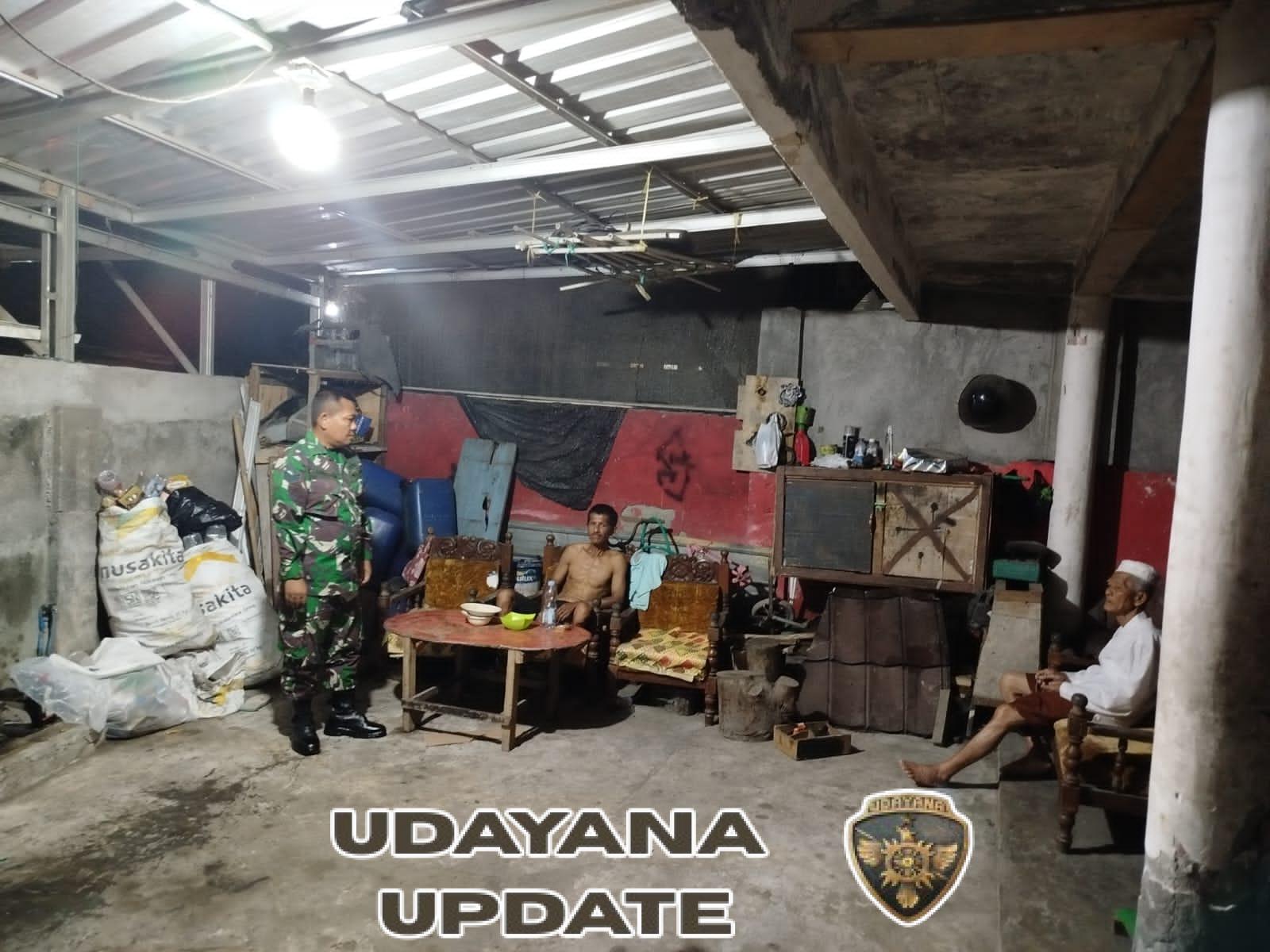 ‎Patroli Kongkow Babinsa Rumbuk Tekankan Pentingnya Lingkungan Bersih