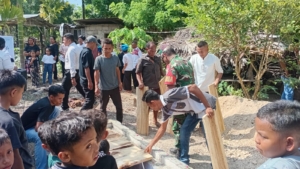 Babinsa Batutua Jalin Sinergitas dengan Warga Saat Kegiatan Sosial di Rumah Duka