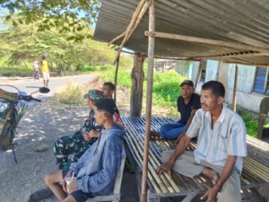 Babinsa Koramil Maurole Intensifkan Komsos dan Pamwil di Desa Aewora