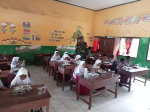 Koramil 1608-03/Sape dan SPPG Lambu Bagikan Paket Makan Bergizi untuk Pelajar dan Warga