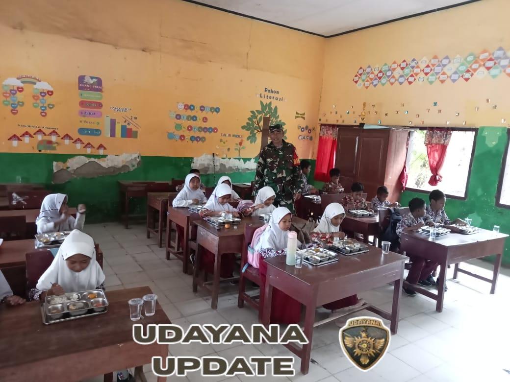 Koramil 1608-03/Sape dan SPPG Lambu Bagikan Paket Makan Bergizi untuk Pelajar dan Warga