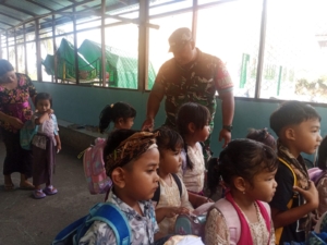 Tumbuhkan Semangat Belajar, Babinsa Sumita Didik Anak-Anak TK dengan Nilai Kebersihan dan Kedisiplinan