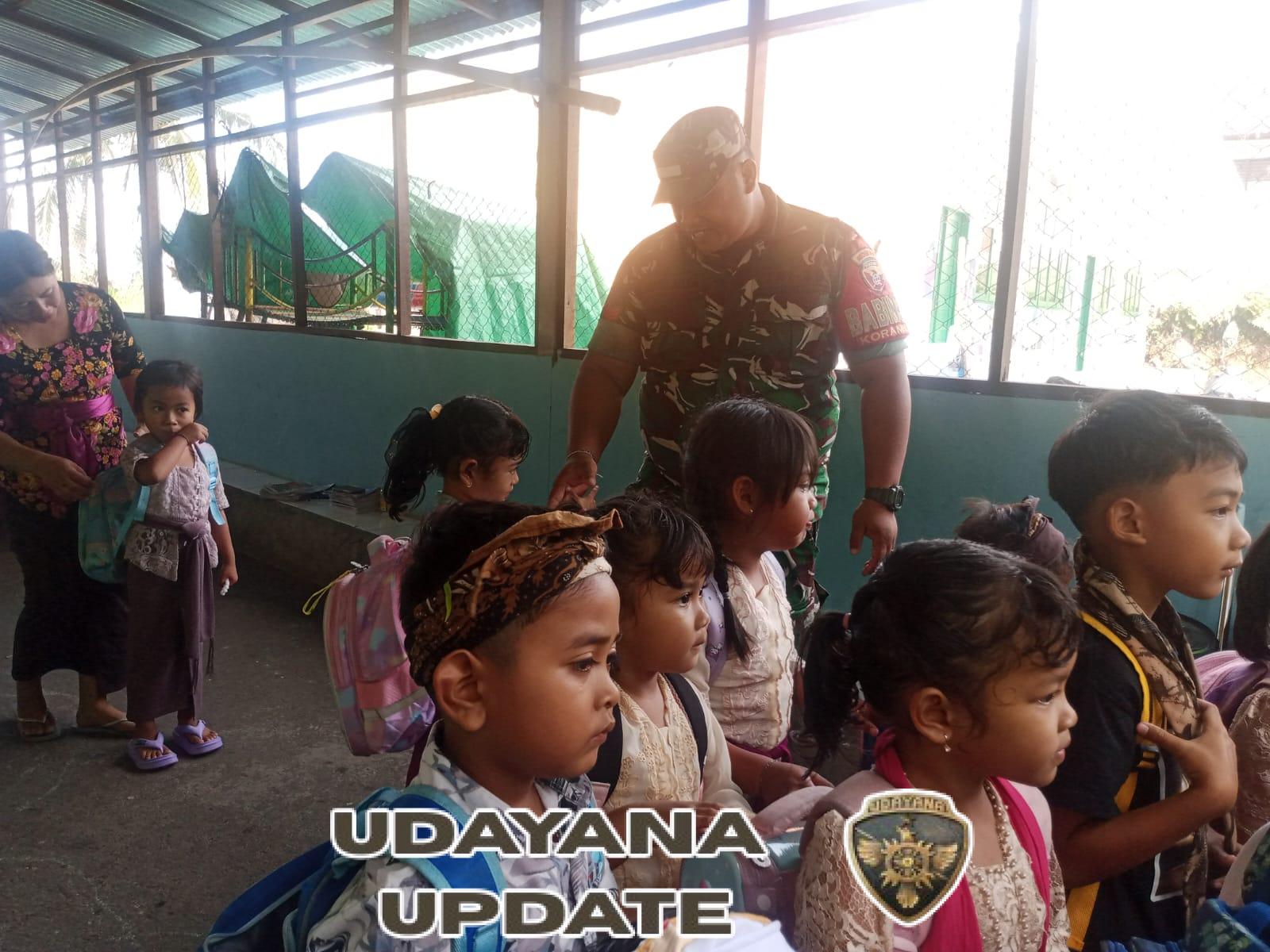 Tumbuhkan Semangat Belajar, Babinsa Sumita Didik Anak-Anak TK dengan Nilai Kebersihan dan Kedisiplinan