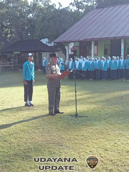 Pelda Edi Busrah Ajak Siswa SMPN 1 Maluk Tumbuhkan Jiwa Disiplin dan Cinta Tanah Air