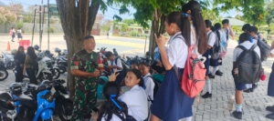 Babinsa Kodim 1602/Ende Tingkatkan Wawasan Pelajar melalui Komsos di SMP Santa Ursula
