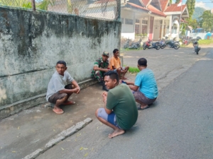 Babinsa Koramil 1602-01/Ende Gelar Komsos dan Pamwil Bersama Sopir Truk di Kelurahan Kotaraja