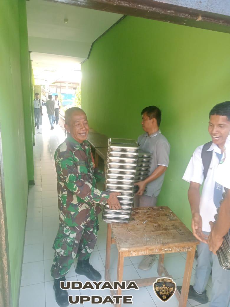 Babinsa Rote Timur Dampingi Pemberian Makanan Bergizi untuk 1.709 Siswa di Desa Papela