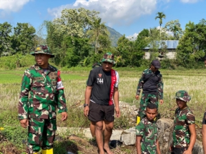 Letkol Inf Sahlwan, S.H. Ikut Gotong Royong di Lokasi TMMD Saluran Lewur Tepu, Riung Barat