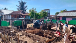 Semangat Kebersamaan, Babinsa dan Masyarakat Tongo Gali Pondasi Menara Masjid Nurul Yakin