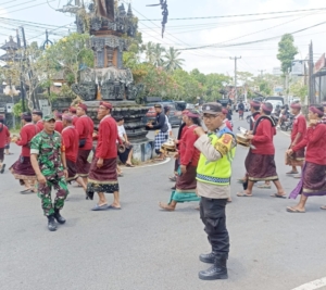 Berkat Sinergi TNI-Polri dan Pecalang, Upacara Keagamaan di Desa Bangbang Kondusif