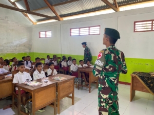 Tingkatkan Pendidikan di Perbatasan, Satgas Pamtas Yonarhanud 2 Kostrad Berikan Bantuan Gadik