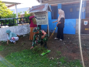 Babinsa dan Warga Desa Belo Bersinergi Ciptakan Posyandu Bersih dan Asri