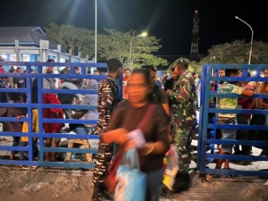 Jaga Keamanan Wilayah, Babinsa Lewoleba Kawal Aktivitas di Pelabuhan PELNI
