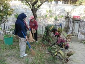 Babinsa bersama Perangkat Desa serta Warga Gelar Kerja Bakti Jum’at Bersih di Desa Dauh Puri Kaja