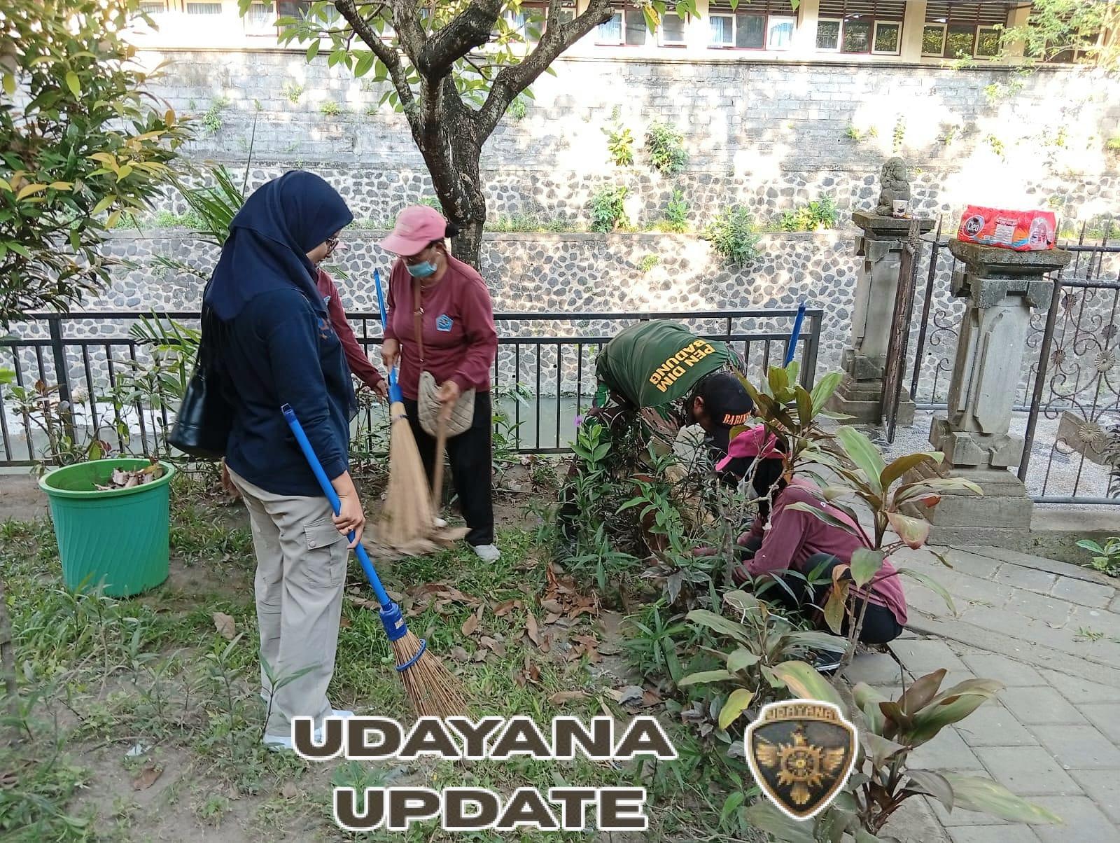 Babinsa bersama Perangkat Desa serta Warga Gelar Kerja Bakti Jum’at Bersih di Desa Dauh Puri Kaja